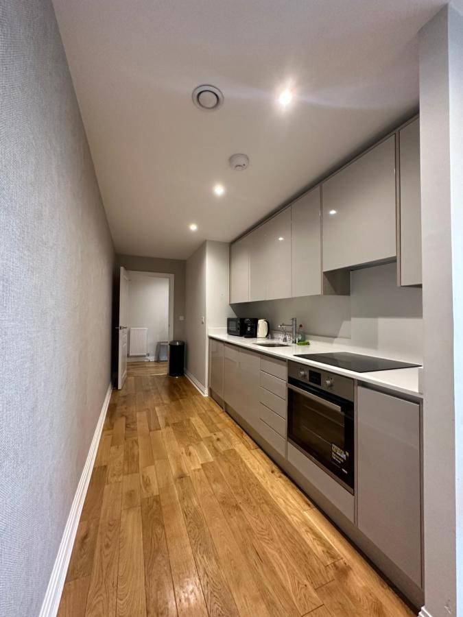 Uxbridge Apartment *