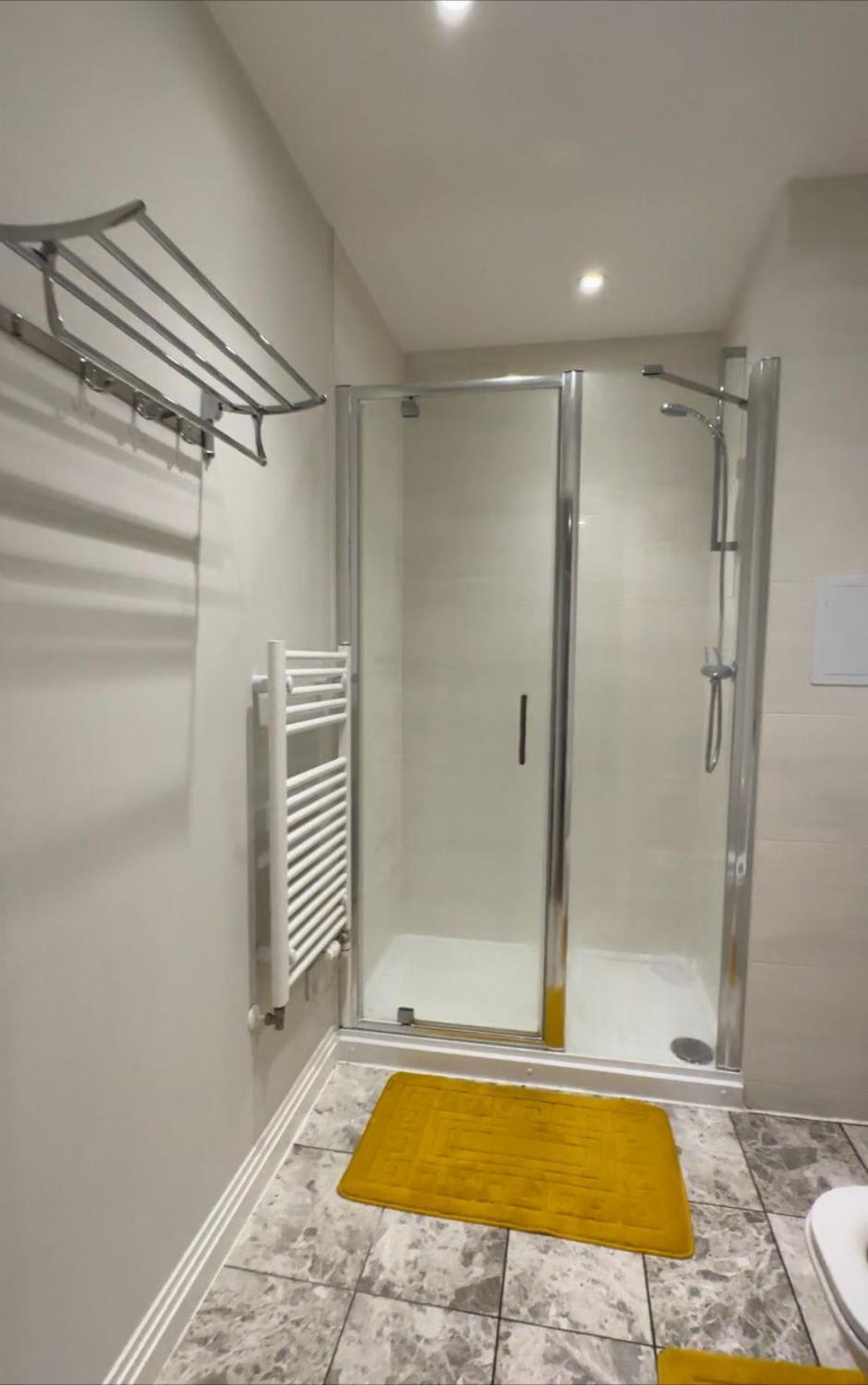 Uxbridge Apartment *